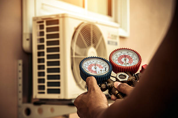 Professional Hvac technician working in Goldsmith, IN